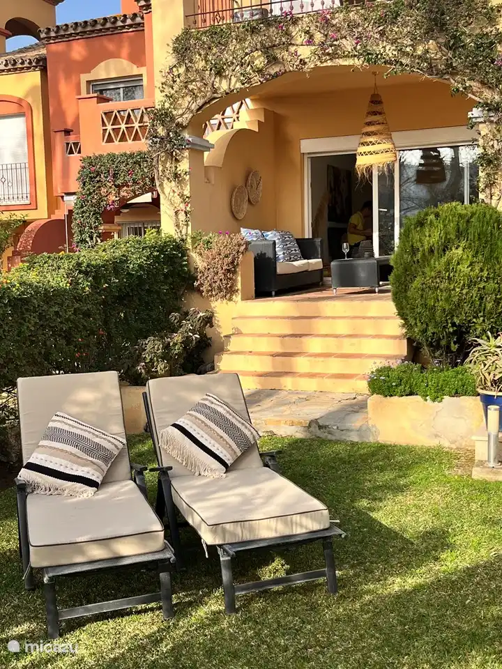 Schöner Garten mit Sonnenliegen. 2 Terrassen mit Liegestühlen und Esstisch.