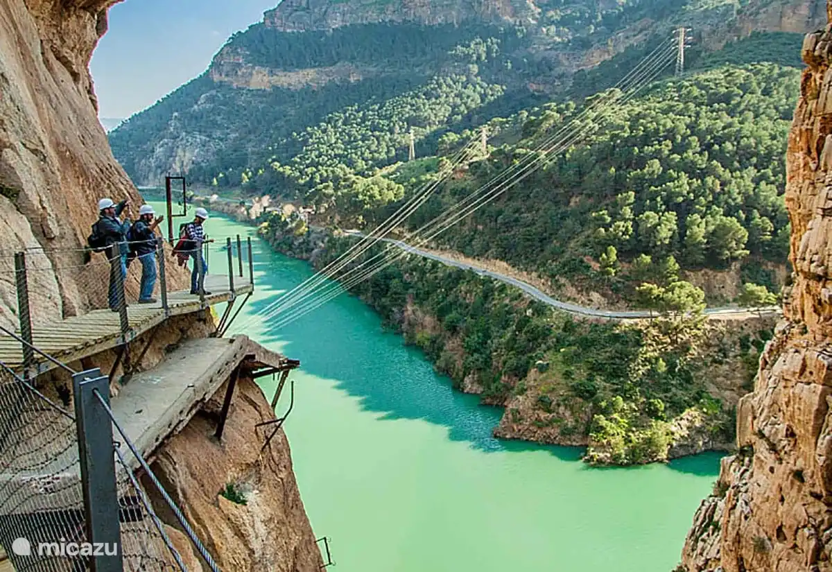 El Caminito del Rey ist nur 45 Minuten entfernt. Dabei handelt es sich um einen nur 1 Meter breiten Fußweg, der entlang einer steilen Felswand in etwa 100 Metern Höhe verläuft. Erkunden Sie den einzigartigen Spaziergang entlang dieser 100 Meter tiefen Schlucht und spüren Sie, wie das Adrenalin durch Ihre Adern fließt.
