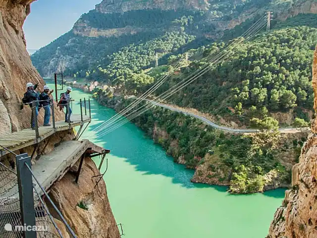Casa Villares huren in Spanje, Costa del Sol, Marbella - geschakelde woning Op slechts 45 minuten ligt El Caminito del Rey, dit is een voetpad van slechts 1 meter breed en het loopt langs een steile rotswand op zo‘n 100 meter hoogte. Verken de unieke wandeling langs deze 100 meter diepe kloof en voel de adrenaline door je aderen stromen.