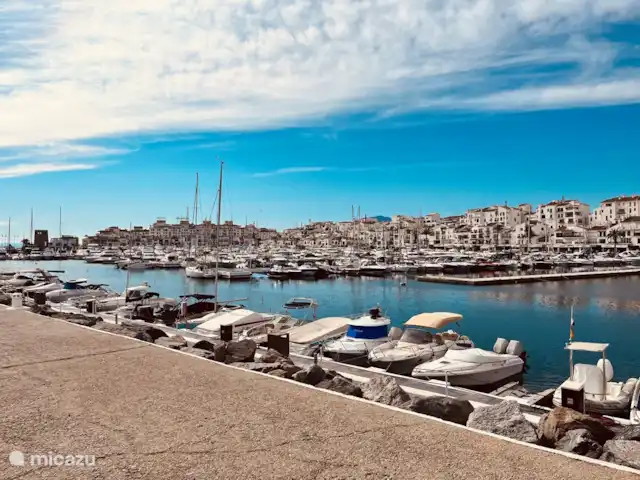 Casa Villares huren in Spanje, Costa del Sol, Marbella - geschakelde woning Vanuit het huis zit je binnen 10 minuutjes wandelen bij de fantastische haven van Puerto Banus met al zijn prachtige beachclubs, winkels en heerlijke restaurants.