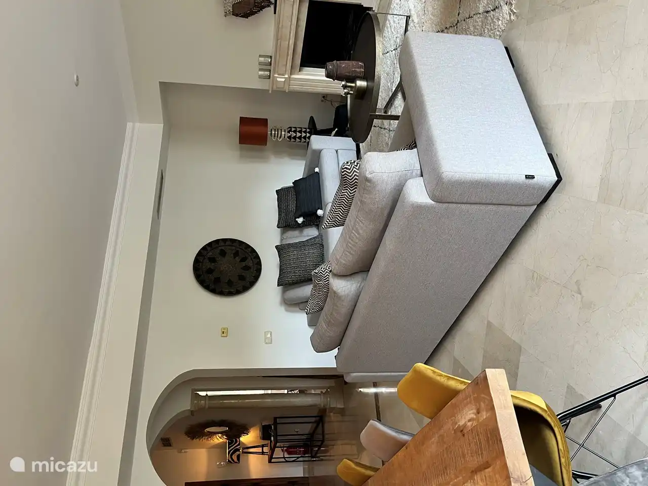 Schönes geräumiges Wohnzimmer mit Klimaanlage.