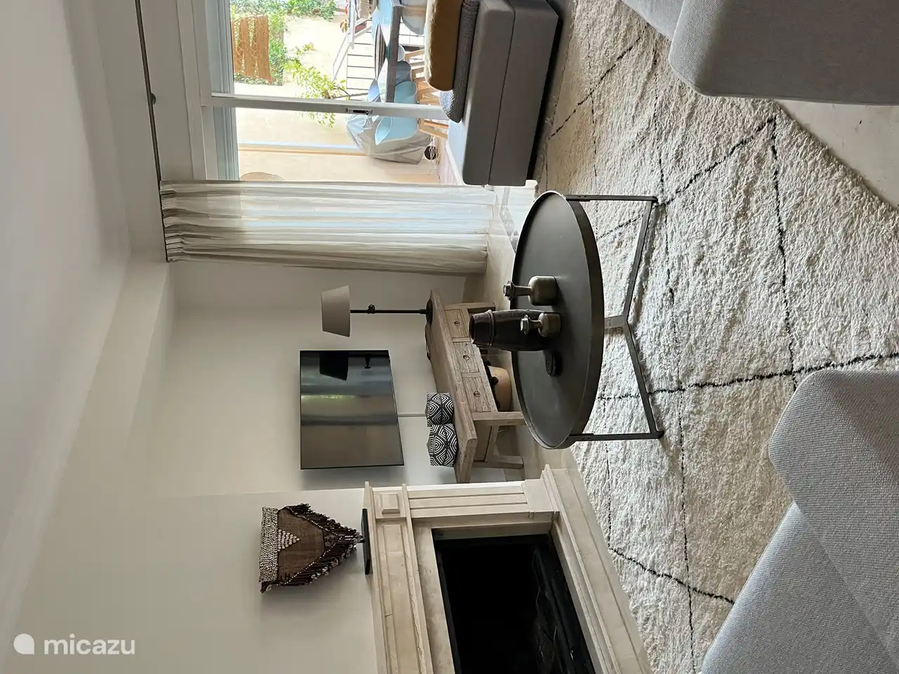 Fernseher mit Netflix und niederländischen Kanälen.