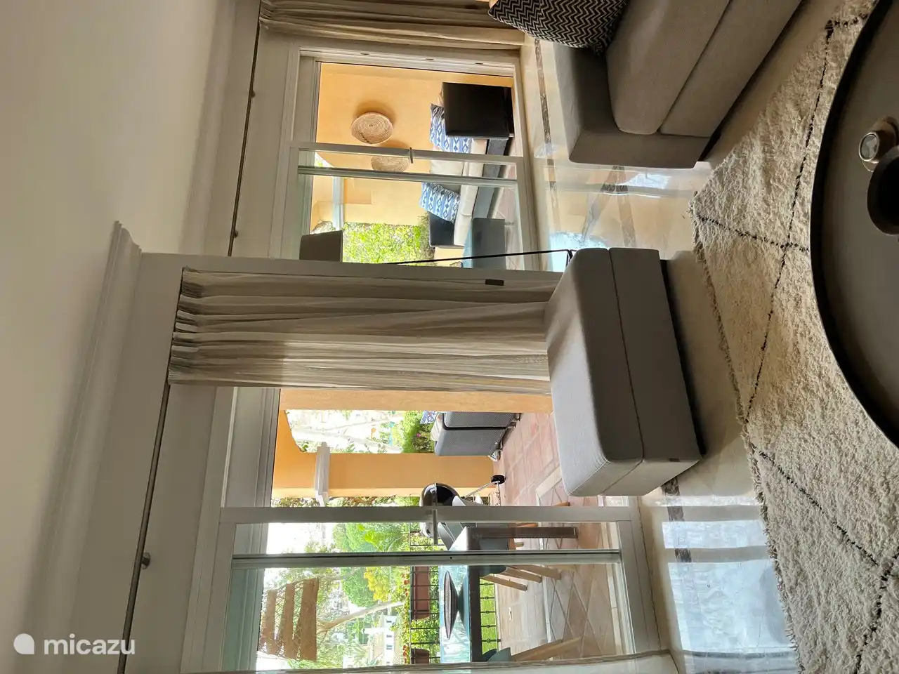 Wohnzimmer mit 2 Terrassen. Feines Weber BBQ verfügbar.