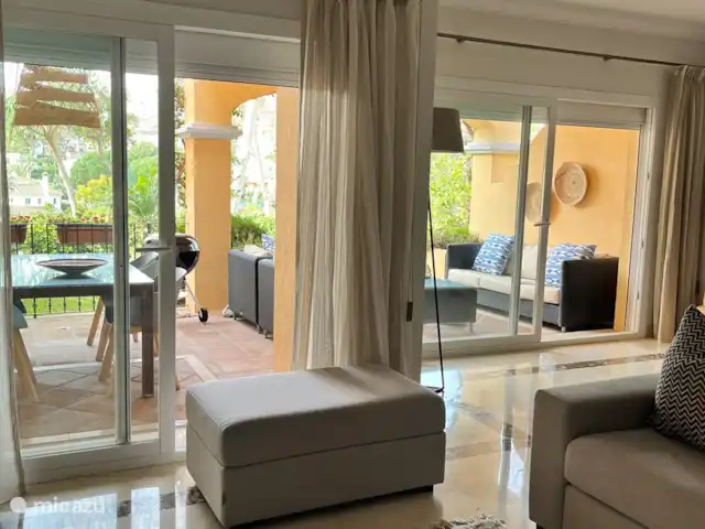 Casa Villares huren in Spanje, Costa del Sol, Marbella - geschakelde woning Woonkamer met 2 terrassen. Fijne Weber BBQ aanwezig.