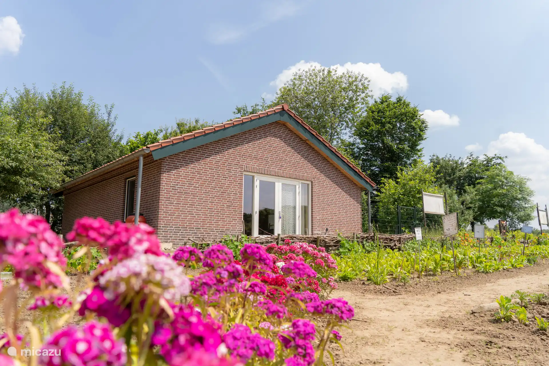 Jardín cerrado de la casa de vacaciones de Landhoeve en Países Bajos, Limburgo, Beesel - casa vacacional