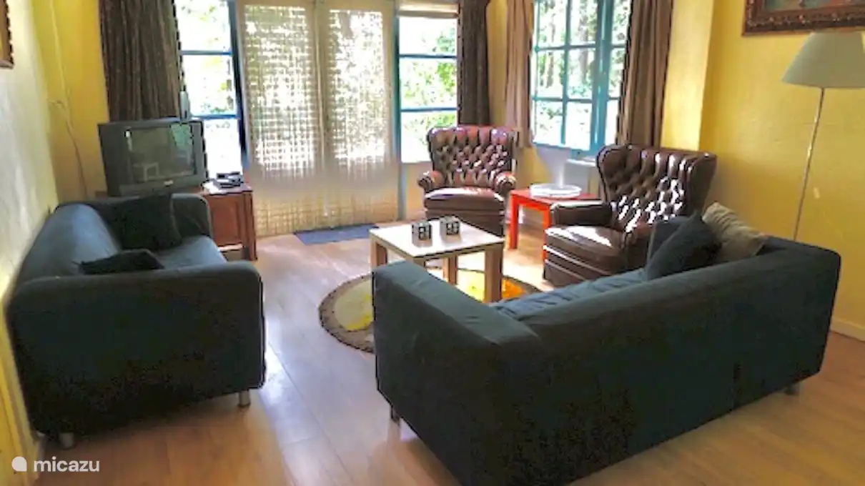 Séjour de 10 mètres de long, cuisine ouverte, portes-fenêtres donnant sur le jardin. Avec lecteur DVD et télévision. Salle de bain spacieuse avec machine à laver. Cuisine avec réfrigérateur, lave-vaisselle, four, feux gaz, senseo, bouilloire et vaisselle.