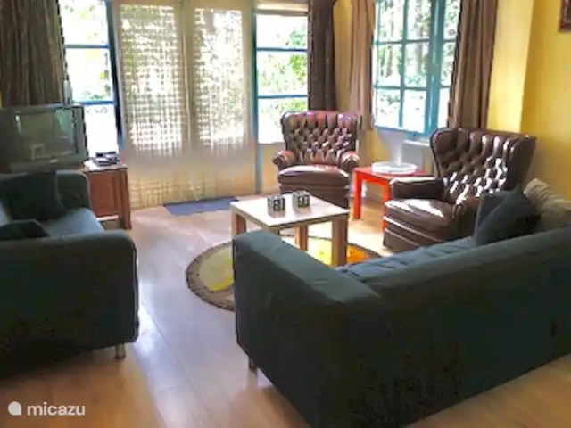 Cabaña en el bosque en Países Bajos, Limburgo, Reuver - casa vacacional Sala de estar de 10 metros de largo, cocina abierta, puertas de patio al jardín. Con reproductor de DVD y televisión. Amplio baño con lavadora. Cocina con frigorífico, lavavajillas, horno, fuegos de gas, senseo, tetera y vajilla.