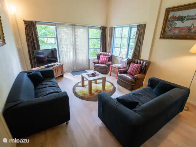 Cabaña en el bosque en Países Bajos, Limburgo, Reuver - casa vacacional Salón comedor de 10 metros de largo, cocina abierta, puertas francesas. Con reproductor de DVD y televisión. Amplio cuarto de baño con lavadora. Cocina con nevera, lavavajillas, horno, quemadores de gas, Senseo, hervidor de agua y vajilla.