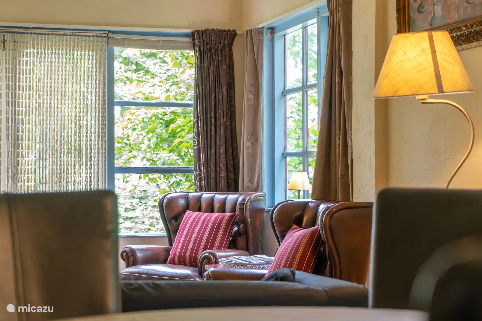 Salon de 10 mètres de long, cuisine ouverte, portes-fenêtres. Avec lecteur DVD et télévision. Salle de bain spacieuse avec lave-linge. Cuisine avec réfrigérateur, lave-vaisselle, four, feux à gaz, Senseo, bouilloire et vaisselle. 