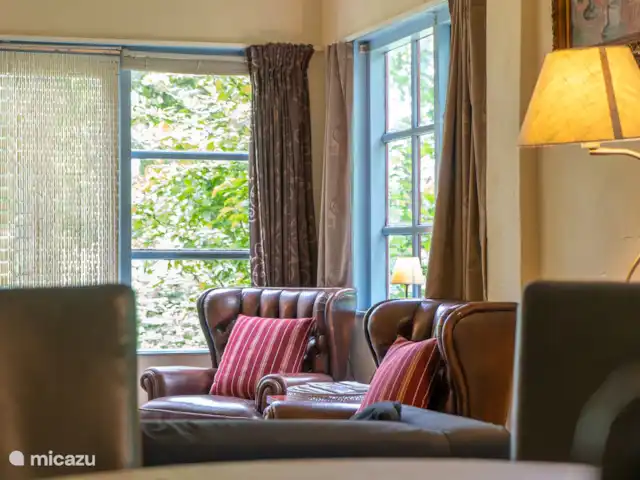 Cabaña en el bosque en Países Bajos, Limburgo, Reuver - casa vacacional Salón comedor de 10 metros de largo, cocina abierta, puertas francesas. Con reproductor de DVD y televisión. Amplio cuarto de baño con lavadora. Cocina con nevera, lavavajillas, horno, quemadores de gas, Senseo, hervidor de agua y vajilla.