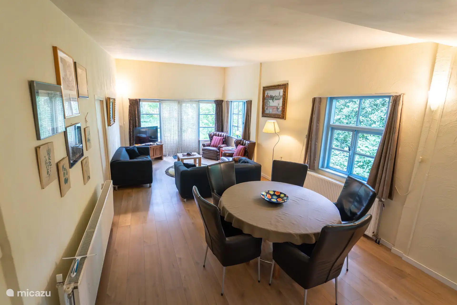 Salon de 10 mètres de long, cuisine ouverte, portes-fenêtres. Avec lecteur DVD et télévision. Salle de bain spacieuse avec lave-linge. Cuisine avec réfrigérateur, lave-vaisselle, four, feux à gaz, Senseo, bouilloire et vaisselle. 