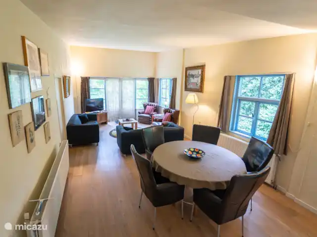 Cabaña en el bosque en Países Bajos, Limburgo, Reuver - casa vacacional Salón comedor de 10 metros de largo, cocina abierta, puertas francesas. Con reproductor de DVD y televisión. Amplio cuarto de baño con lavadora. Cocina con nevera, lavavajillas, horno, quemadores de gas, Senseo, hervidor de agua y vajilla.