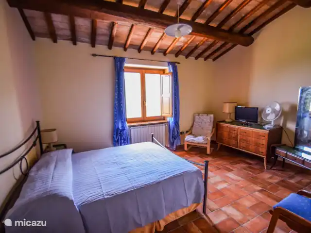 2 casas con piscina privada en Italia, Umbría, Santa Restituta - casa vacacional El primer dormitorio en la casa vieja