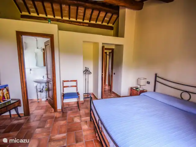 2 casas con piscina privada en Italia, Umbría, Santa Restituta - casa vacacional El primer dormitorio en la casa vieja