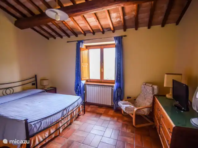 2 casas con piscina privada en Italia, Umbría, Santa Restituta - casa vacacional El primer dormitorio en la casa vieja