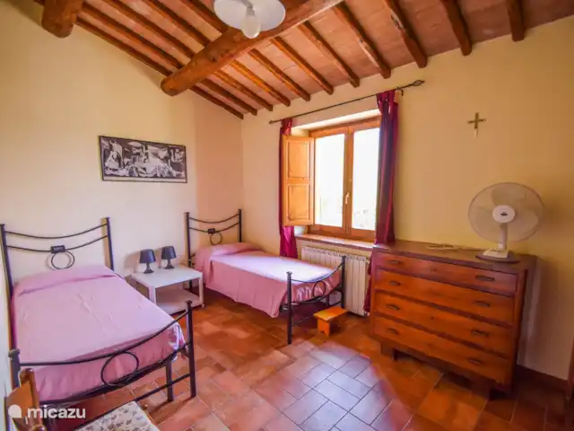 2 casas con piscina privada en Italia, Umbría, Santa Restituta - casa vacacional El segundo dormitorio en la casa vieja