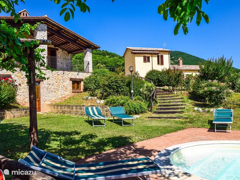 Vakantiehuis Italië, Umbrië, Santa Restituta Vakantiehuis 2 huizen met privé zwembad