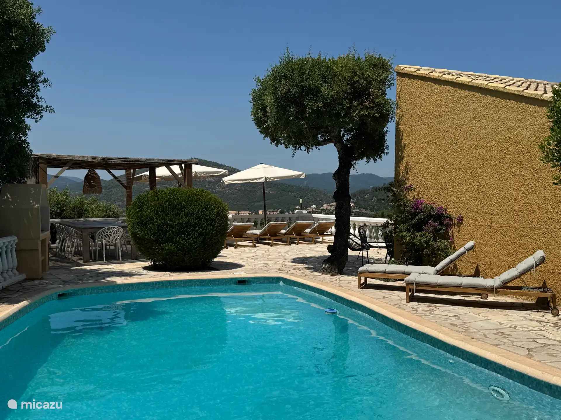 Schwimmbad & Terrasse