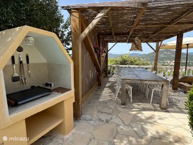 Oliveira en Francia, Costa Azul, Les Issambres - villa Terraza de plancha