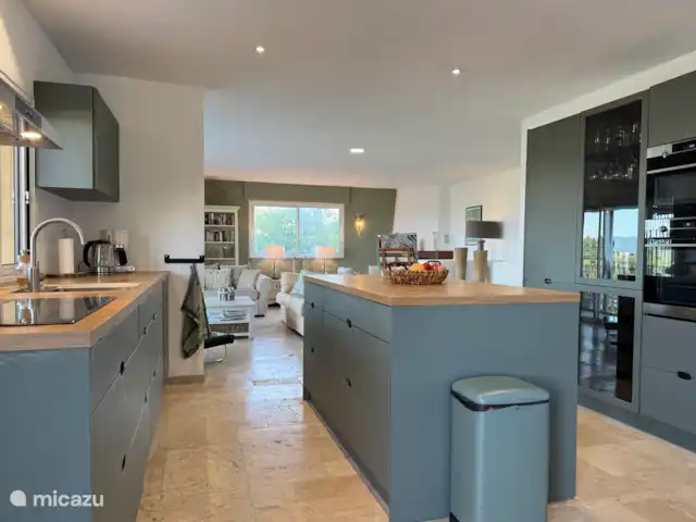 Oliveira en Francia, Costa Azul, Les Issambres - villa Cocina