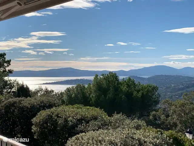 Oliveira en Francia, Costa Azul, Les Issambres - villa Vista sobre las colinas