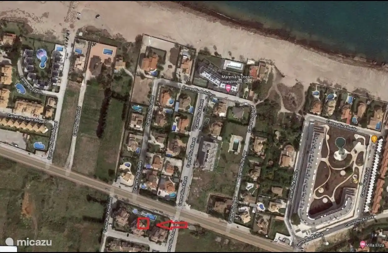 Location of the apartment within walking distance of the beach and the sea.