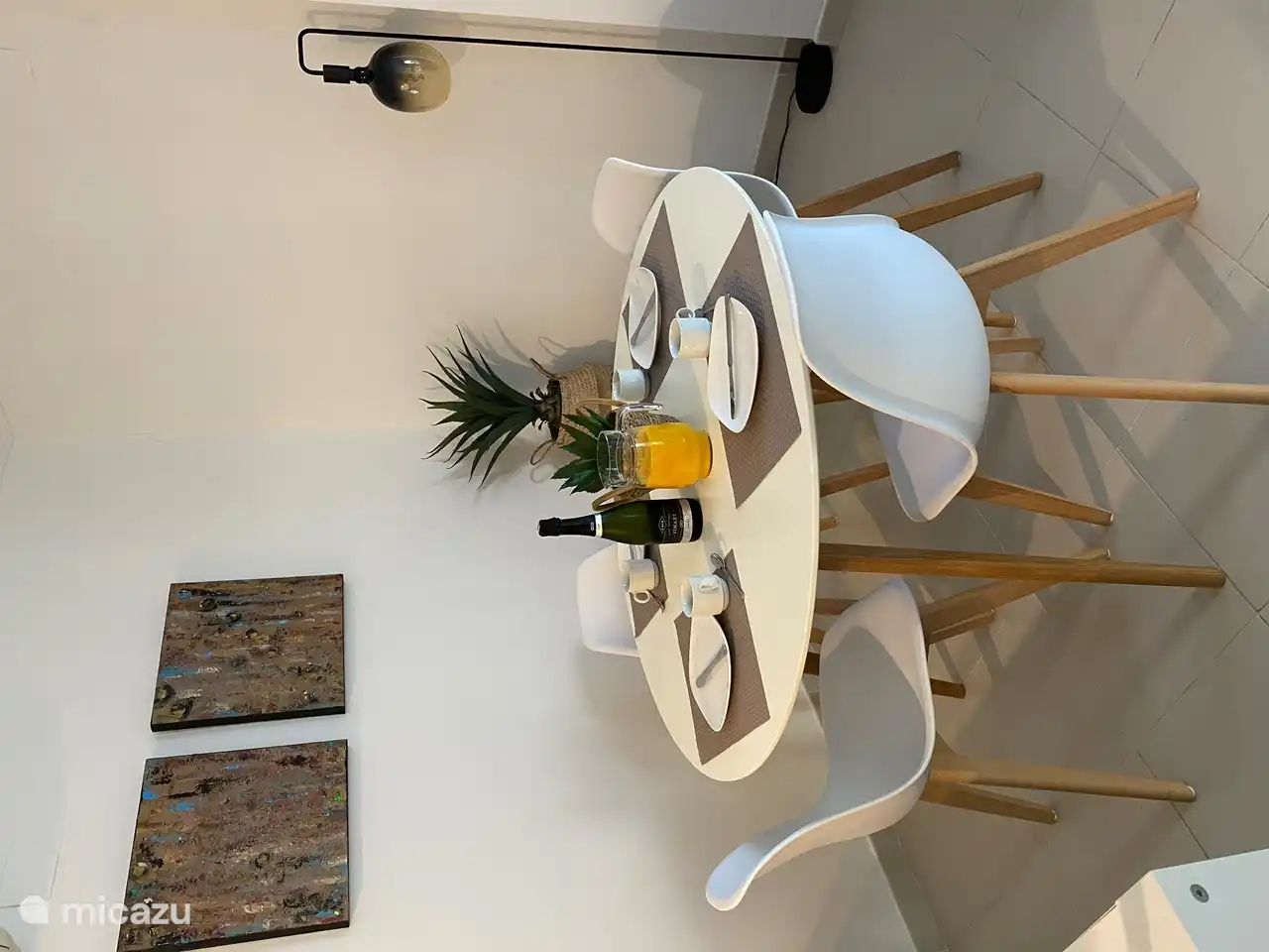 The dining room with large round table of 120 diameter.