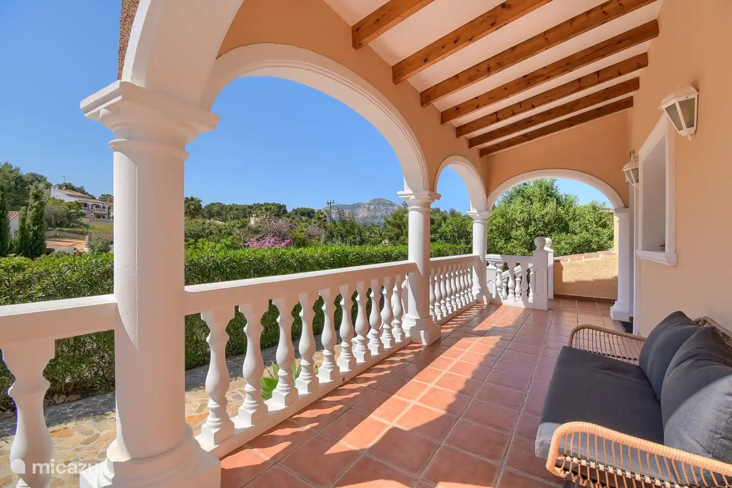 Côté terrasse, en partie couverte de la naya. Merveilleux endroit pour le soleil du soir avec vue sur le Montgó.