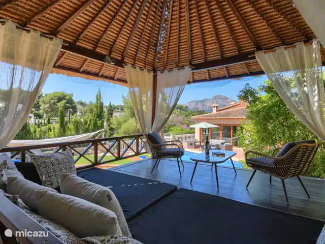 Villa Vida | Espagne, Costa Blanca, Jávea - villa Gazebo balinais en bois dur tropical. L'endroit idéal pour se prélasser, lire, somnoler et boire un verre. Parfaitement frais et avec vue sur le Montgó. endroit préféré des enfants sur les grands coussins du salon