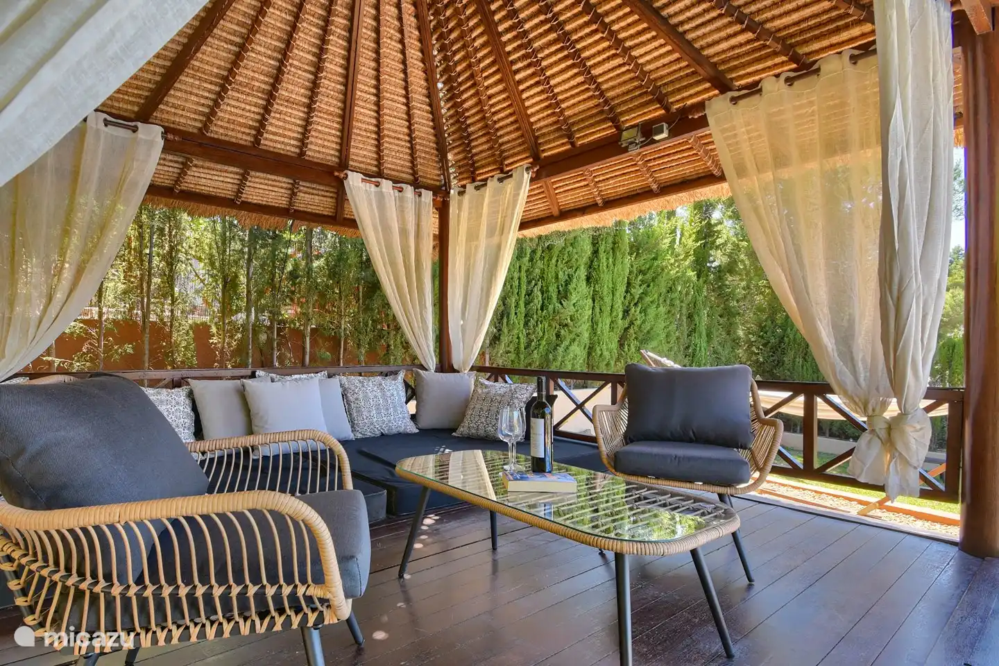 Gazebo balinais en bois dur tropical. L'endroit idéal pour se prélasser, lire, somnoler, boire un verre. Parfaitement frais et avec vue sur le Montgó. endroit préféré des enfants sur les grands coussins du salon