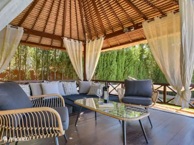 Villa Vida | Espagne, Costa Blanca, Jávea - villa Gazebo balinais en bois dur tropical. L'endroit idéal pour se prélasser, lire, somnoler, boire un verre. Parfaitement frais et avec vue sur le Montgó. endroit préféré des enfants sur les grands coussins du salon