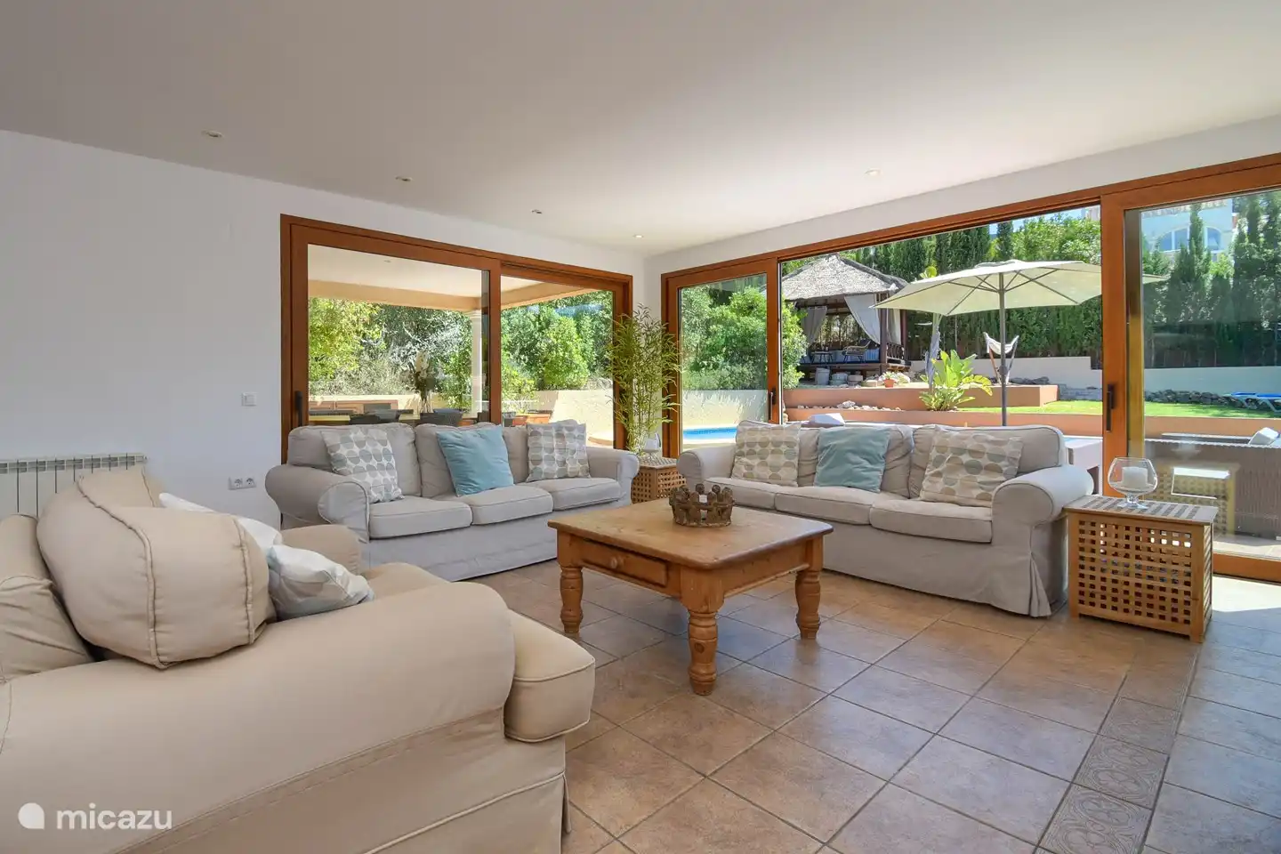 Séjour avec suffisamment de mobilier confortable et cheminée. Bel endroit, spacieux et lumineux. Avec une grande SMART TV avec toutes les chaînes imaginables du monde entier, y compris les services de streaming (Netflix, HBO Max, Disney TV, ESPN)