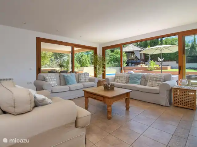 Villa Vida | Espagne, Costa Blanca, Jávea - villa Séjour avec suffisamment de mobilier confortable et cheminée. Bel endroit, spacieux et lumineux. Avec une grande SMART TV avec toutes les chaînes imaginables du monde entier, y compris les services de streaming (Netflix, HBO Max, Disney TV, ESPN)