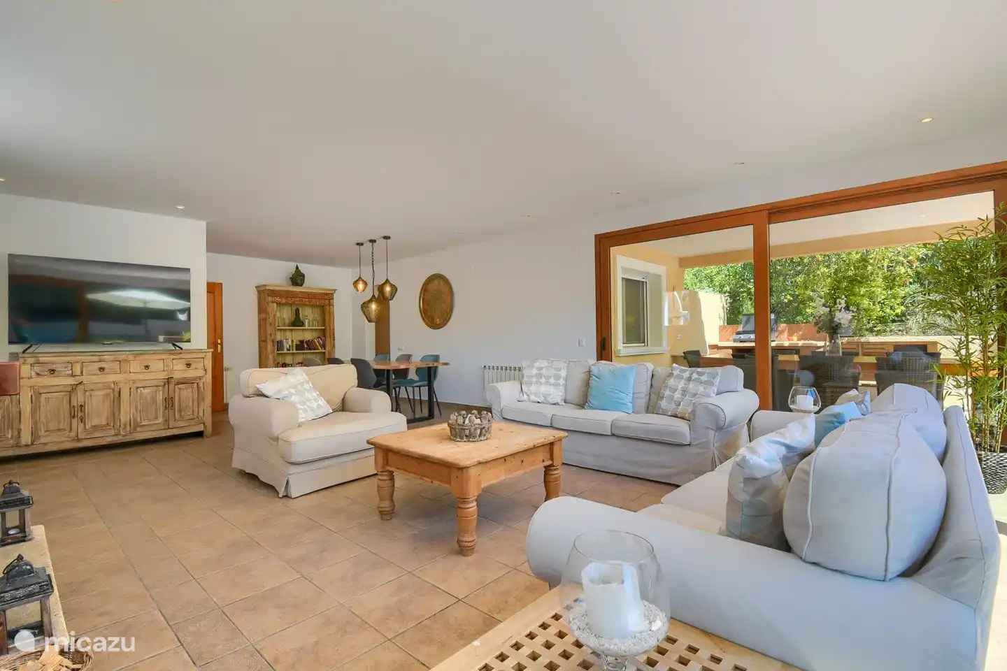 Séjour avec suffisamment de mobilier confortable et cheminée. Bel endroit, spacieux et lumineux. Avec une grande SMART TV avec toutes les chaînes imaginables du monde entier, y compris les services de streaming (Netflix, HBO Max, Disney TV, ESPN)