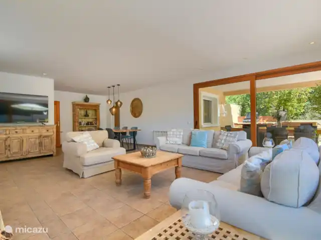 Villa Vida | Espagne, Costa Blanca, Jávea - villa Séjour avec suffisamment de mobilier confortable et cheminée. Bel endroit, spacieux et lumineux. Avec une grande SMART TV avec toutes les chaînes imaginables du monde entier, y compris les services de streaming (Netflix, HBO Max, Disney TV, ESPN)