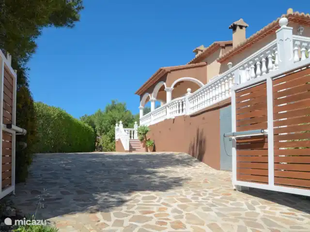 Villa Vida | Espagne, Costa Blanca, Jávea - villa Entrée de la villa avec portail électrique et parking pour 3 voitures.