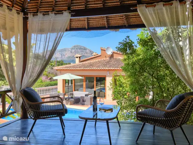 Villa Vida | Espagne, Costa Blanca, Jávea - villa Gazebo balinais en bois dur tropical. L'endroit idéal pour se prélasser, lire, somnoler et boire un verre. Parfaitement frais et avec vue sur le Montgó. endroit préféré des enfants sur les grands coussins du salon