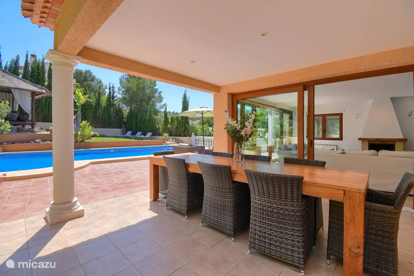 Terrasse extérieure avec cuisine extérieure avec longue table pouvant accueillir jusqu'à 10 personnes. Bel endroit cool pour un long déjeuner ou dîner. Ou pour se détendre à l'ombre quand il fait trop chaud au soleil