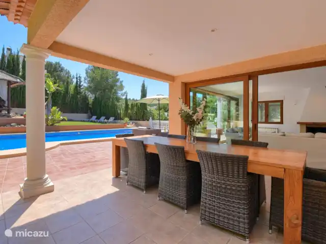 Villa Vida | Espagne, Costa Blanca, Jávea - villa Terrasse extérieure avec cuisine extérieure avec longue table pouvant accueillir jusqu'à 10 personnes. Bel endroit cool pour un long déjeuner ou dîner. Ou pour se détendre à l'ombre quand il fait trop chaud au soleil