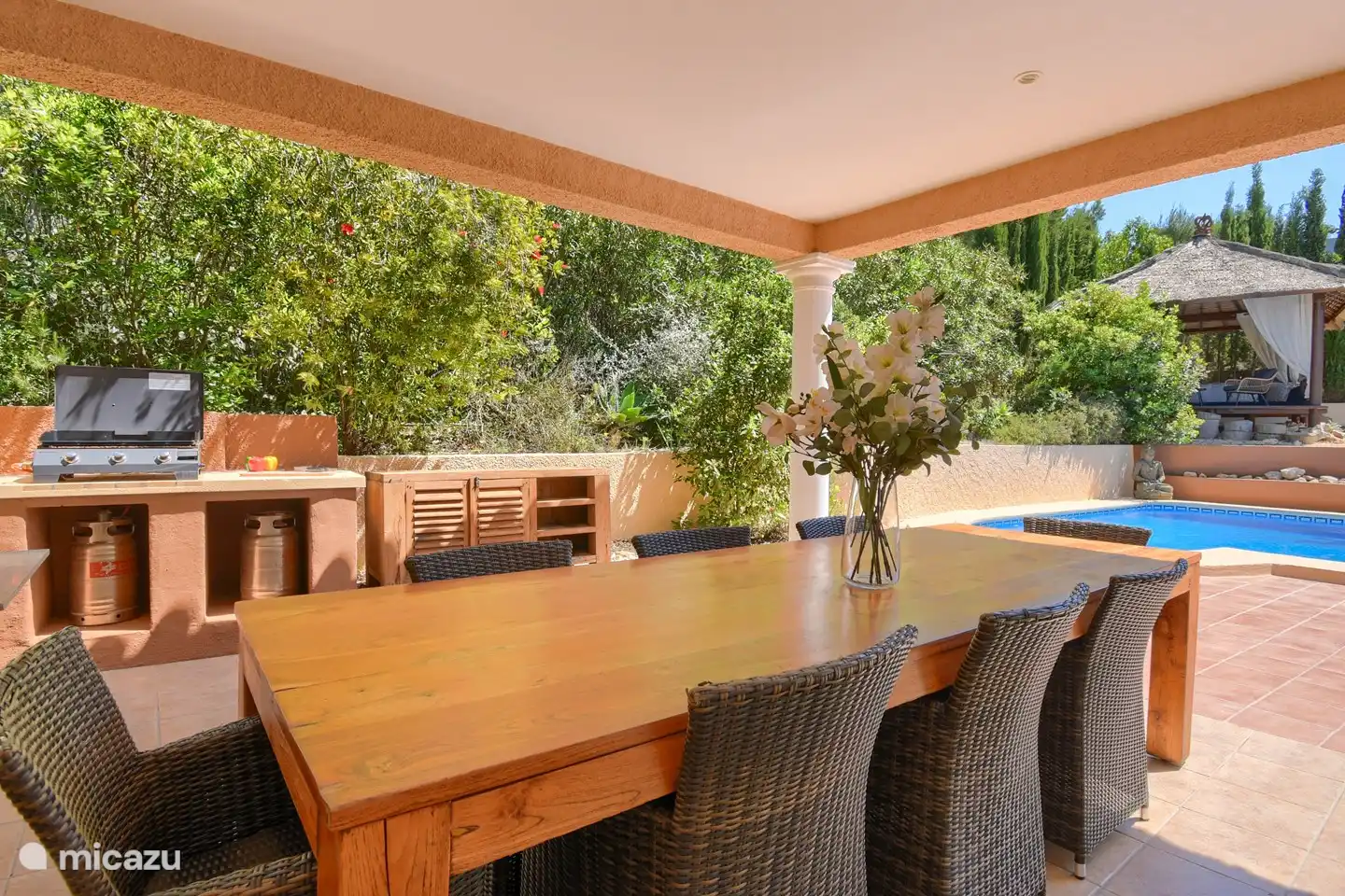 Terrasse extérieure avec cuisine extérieure avec longue table pouvant accueillir jusqu'à 10 personnes. Bel endroit cool pour un long déjeuner ou dîner. Ou pour se détendre à l'ombre quand il fait trop chaud au soleil