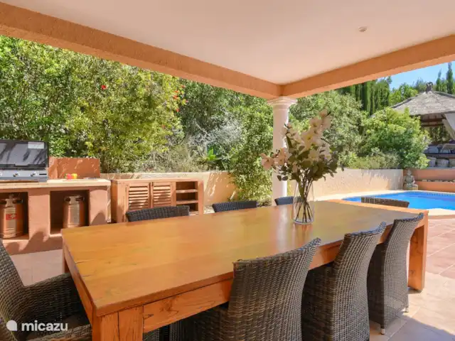 Villa Vida | Espagne, Costa Blanca, Jávea - villa Terrasse extérieure avec cuisine extérieure avec longue table pouvant accueillir jusqu'à 10 personnes. Bel endroit cool pour un long déjeuner ou dîner. Ou pour se détendre à l'ombre quand il fait trop chaud au soleil