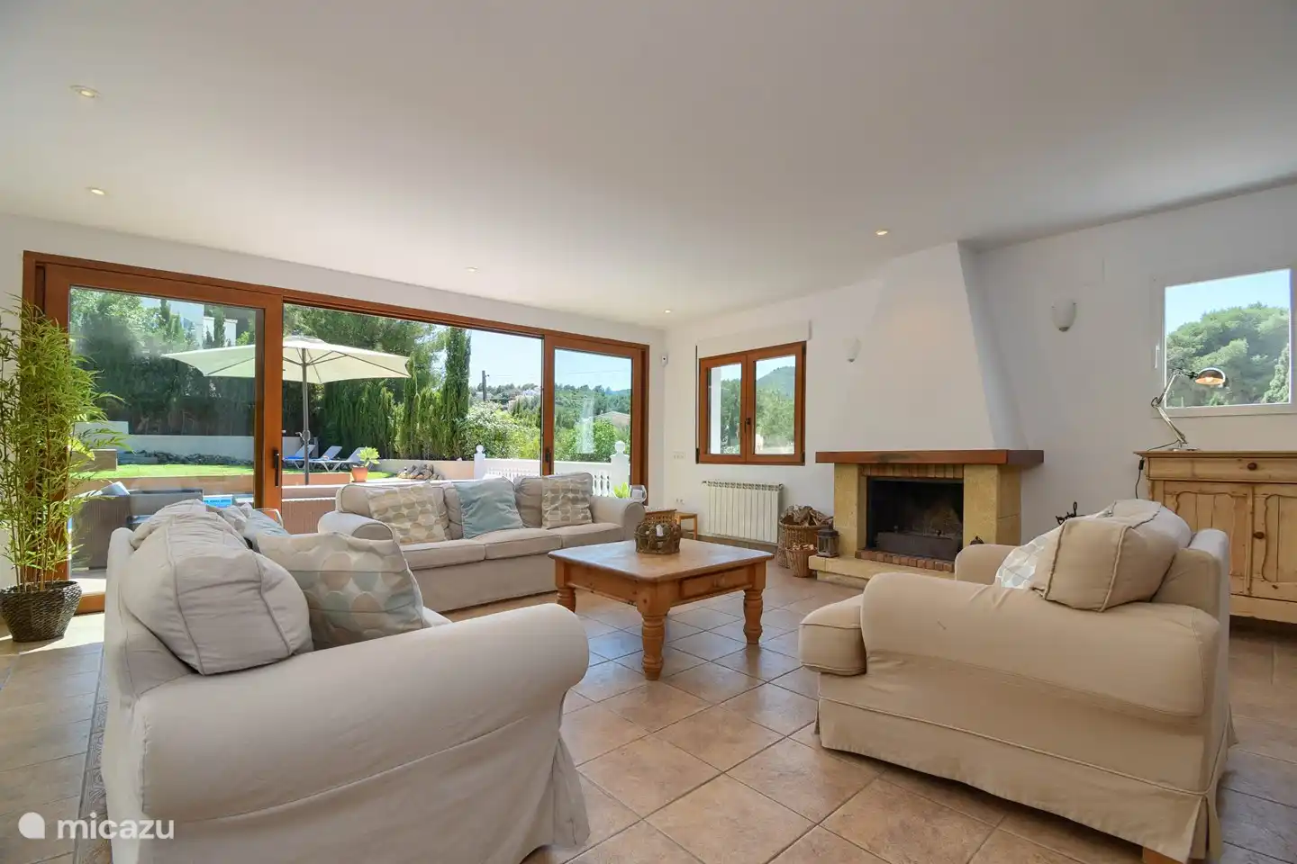 Séjour avec suffisamment de mobilier confortable et cheminée. Bel endroit, spacieux et lumineux. Avec une grande SMART TV avec toutes les chaînes imaginables du monde entier, y compris les services de streaming (Netflix, HBO Max, Disney TV, ESPN)