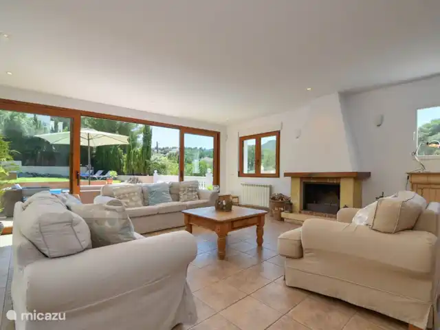 Villa Vida | Espagne, Costa Blanca, Jávea - villa Séjour avec suffisamment de mobilier confortable et cheminée. Bel endroit, spacieux et lumineux. Avec une grande SMART TV avec toutes les chaînes imaginables du monde entier, y compris les services de streaming (Netflix, HBO Max, Disney TV, ESPN)