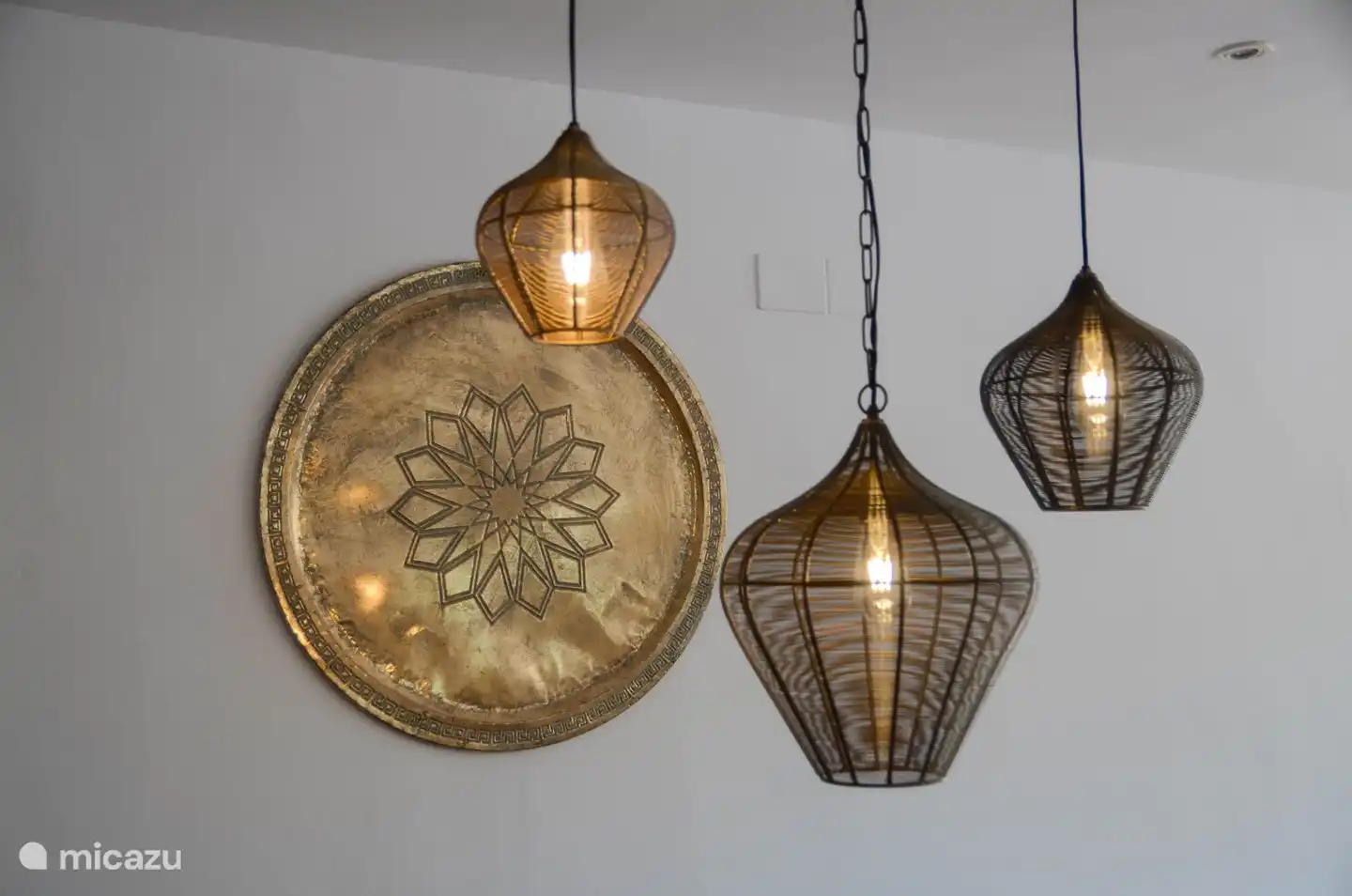 Lampes au-dessus de la table à manger