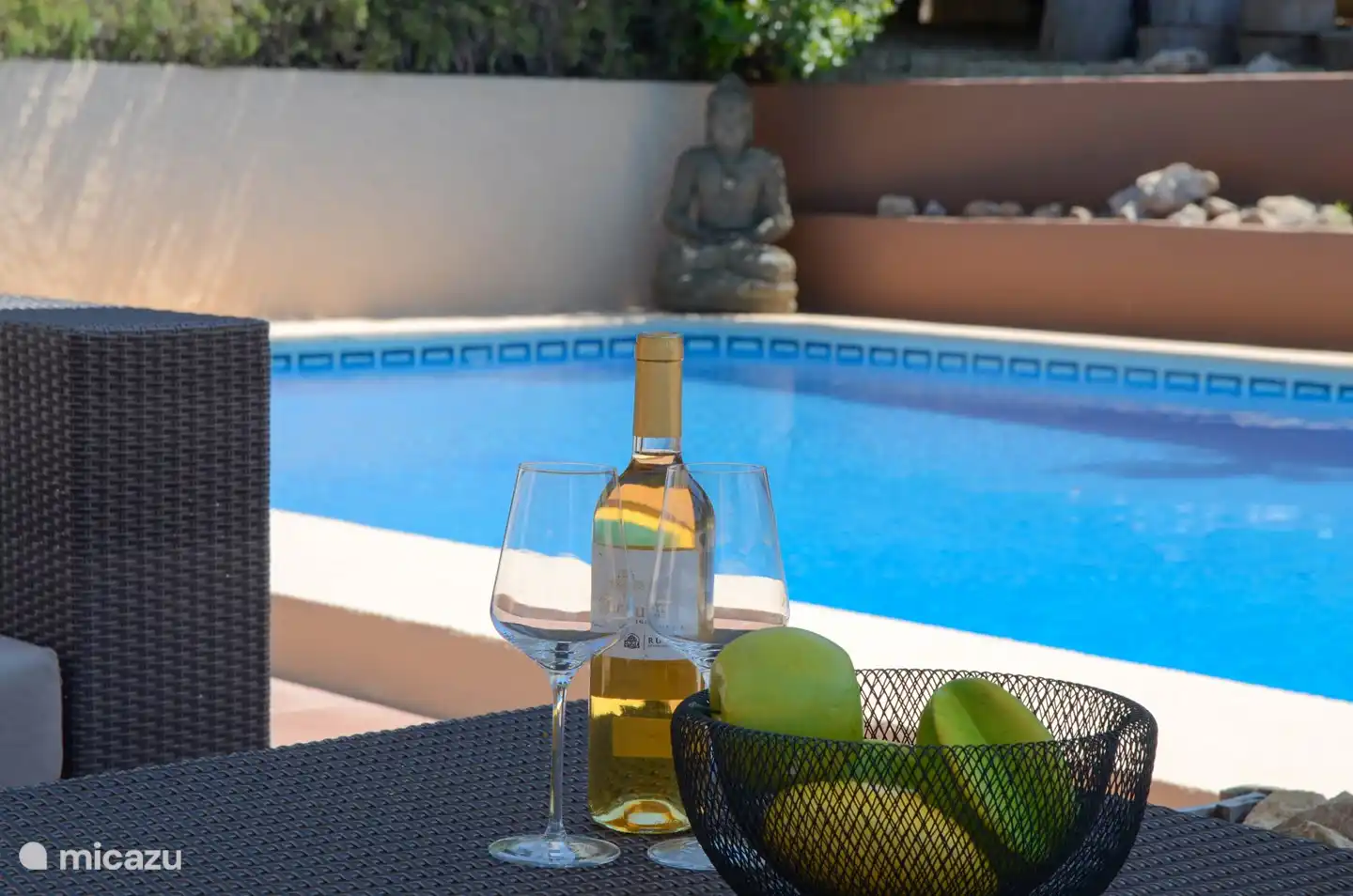 Prenez un verre au salon installé au bord de la piscine.