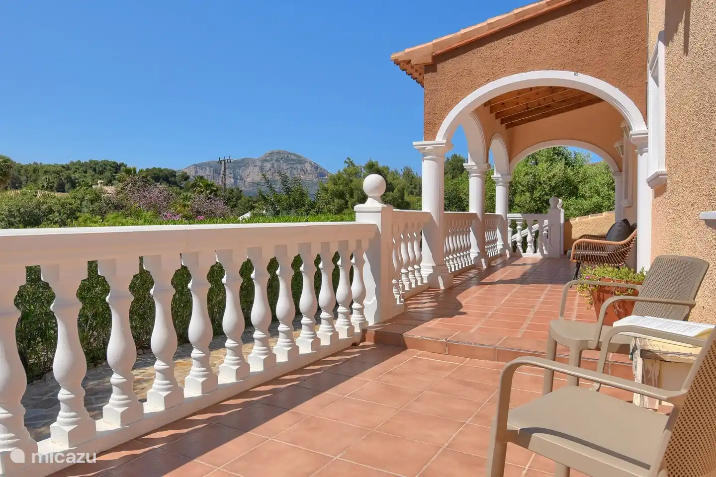 Côté terrasse, en partie couverte de la naya. Merveilleux endroit pour le soleil du soir avec vue sur le Montgó.