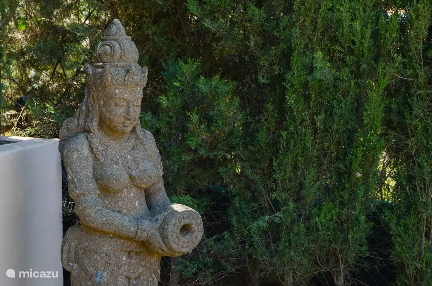 L'une des statues de Bouddha qui veillent tranquillement sur le parc.