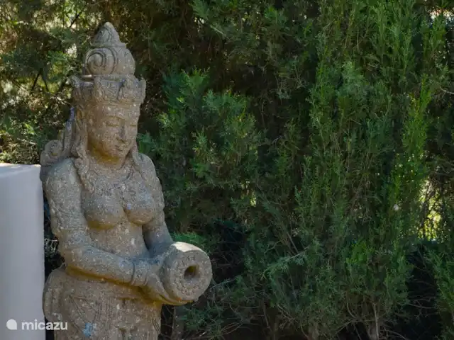 Villa Vida | Espagne, Costa Blanca, Jávea - villa L'une des statues de Bouddha qui veillent tranquillement sur le parc.