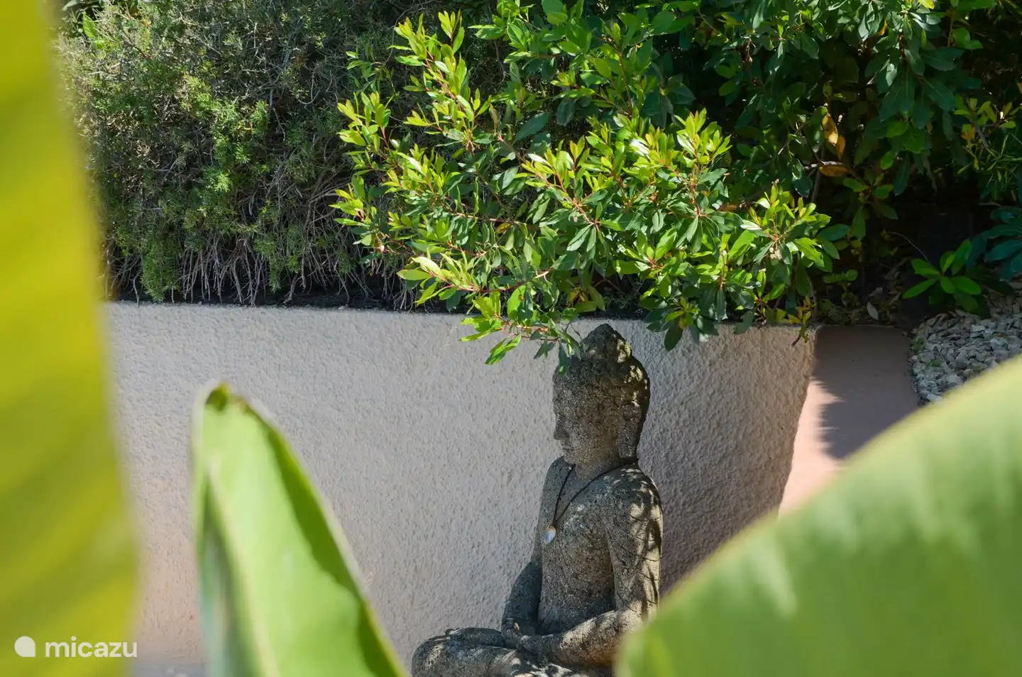 L'une des statues de Bouddha qui veillent tranquillement sur le parc.