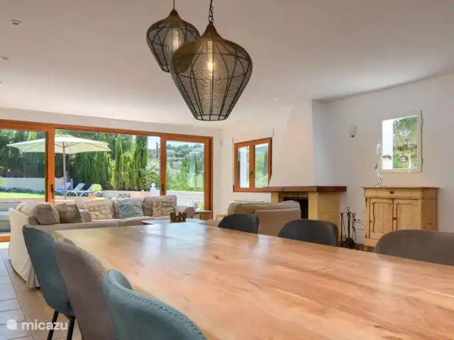 Villa Vida | Espagne, Costa Blanca, Jávea - villa Table à manger réalisée à partir d'un tronc d'arbre.